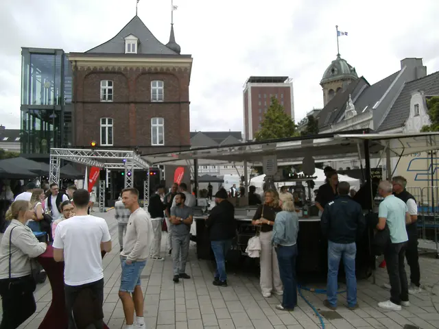 Heute endet das dreitägige Weinfest auf dem Marktplatz "Großer Markt" in Rheinberg.
Viele Besucher trafen sich zur Unterhaltung, Wein, Snacks, Musik und Vergnügen. Der alte Marktplatz bot dazu auch eine reizvolle Hintergrundkulisse. 
Winzer aus Frankreich, Italien und Deutschland boten eine Auswahl ihrer  Produkte an.
Da die Regenwettervorhersage in der letzten Zeit nicht stimmte, war ich recht optimistisch und radelte hin. 
Der Optimismus endete jedoch drei km vor dem Ziel unter der Autobahnbrücke der A57 für eine Stunde.
Danach hatte ich eine nette und trockene Verweilzeit auf dem Fest, musste allerdings meine 10 km Heimfahrt mit dem Regencape antreten.
