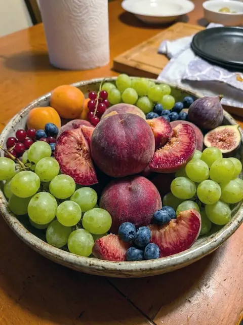 Der Rote Weinbergpfirsich ist robust, dürreresistent und schmeckt herb aromatisch. Gemini hat mir geholfen, ihn in einer Obstschale zu präsentieren.