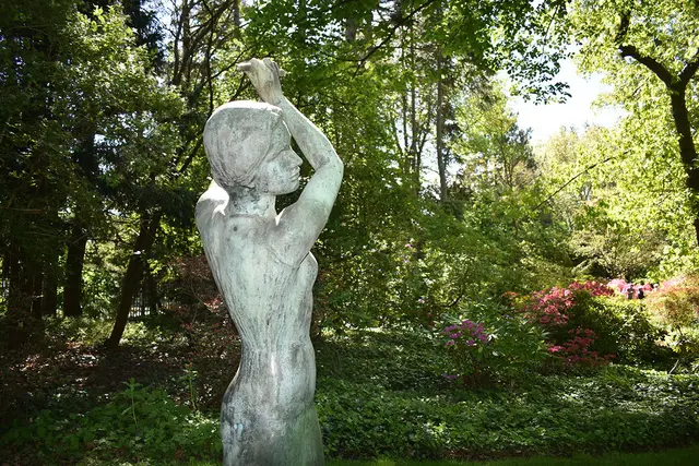 Die Figur entstand  im Jahr 1935 und wurde 1959 als Geschenk der Fritz-Behrens-Stiftung im Stadtpark aufgestellt.