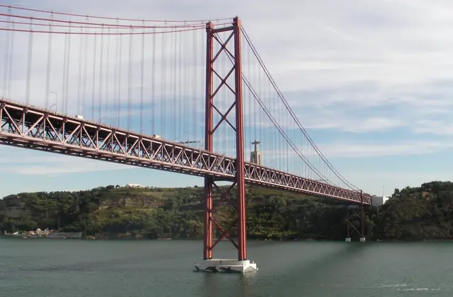 Der Tejo ist der längste Fluss der Iberischen Halbinsel. Er entspringt in Spanien und fließt durch Portugal, bevor er bei Lissabon in den Atlantischen Ozean mündet.

Länge: etwa 1.007 km
Quelle: in Spanien im Montes Universales
Verlauf: Spanien → Portugal
Mündung: Atlantischer Ozean bei Lissabon
Wichtige Stadt: Lissabon
Besonderheit: Der Tejo bildet auf einem Teil seines Verlaufs die Grenze zwischen Spanien und Portugal.
Bedeutung: Er ist wichtig für Landwirtschaft, Wasserversorgung, Energiegewinnung, Schifffahrt und Tourismus.
Mündungsgebiet: Bei Lissabon bildet der Tejo eine breite Flussmündung, die zu den größten Ästuaren Europas gehört.