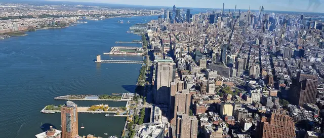Am 15. Januar 2009 landete ein Airbus A320 der Fluggesellschaft US Airways nach einem Vogelschlag im Hudson River. Der Flug US Airways 1549 war kurz zuvor vom Flughafen LaGuardia in New York gestartet.

Das Flugzeug stieß kurz nach dem Start mit einem Schwarm Kanadagänsen zusammen. Beide Triebwerke verloren dadurch weitgehend ihre Leistung. Der Pilot Chesley „Sully“ Sullenberger entschied sich für eine Notwasserung auf dem Hudson River. Das Flugzeug setzte erfolgreich auf dem Fluss auf und blieb schwimmfähig. Alle 155 Menschen an Bord überlebten; einige Personen wurden verletzt.
