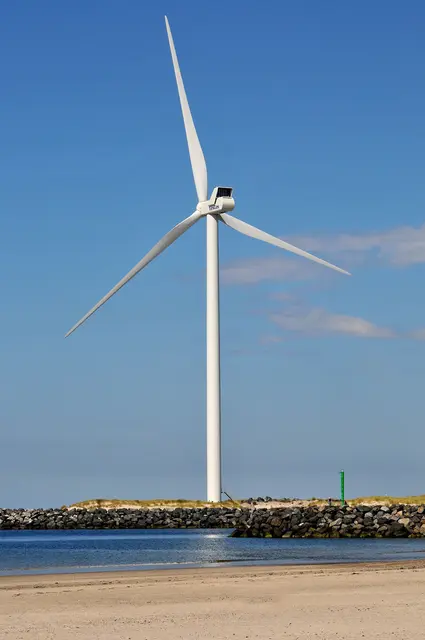 Windkraftanlagen am Nordstrand von Hvide Sande in Dänemark