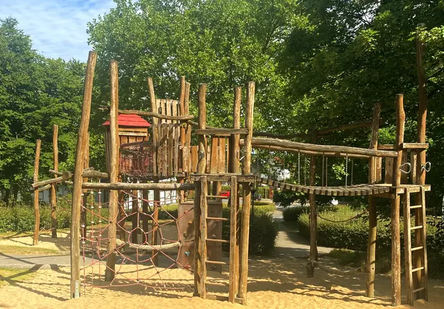 Wer traut sich über die Wackelbrücke? Dieses fantasievolle Klettergerüst aus robustem Holz lädt mit seinen Netzen, Leitern und Brücken zu großen Abenteuern ein. Ein perfekter Ort, um Balance zu üben und die Welt von oben zu sehen!