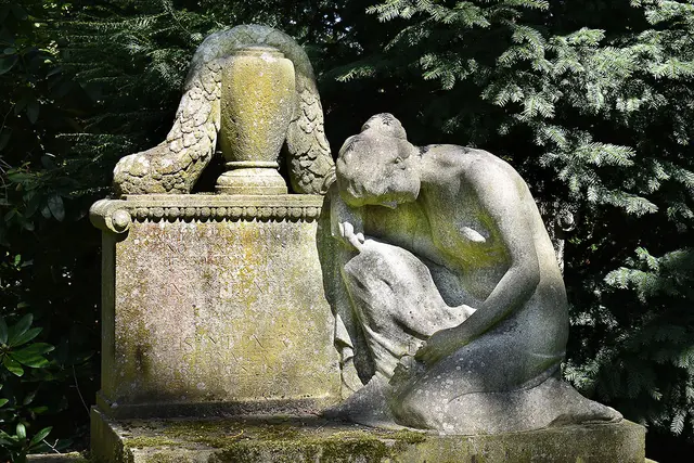 Grabmal auf dem Stöckener Friedhof