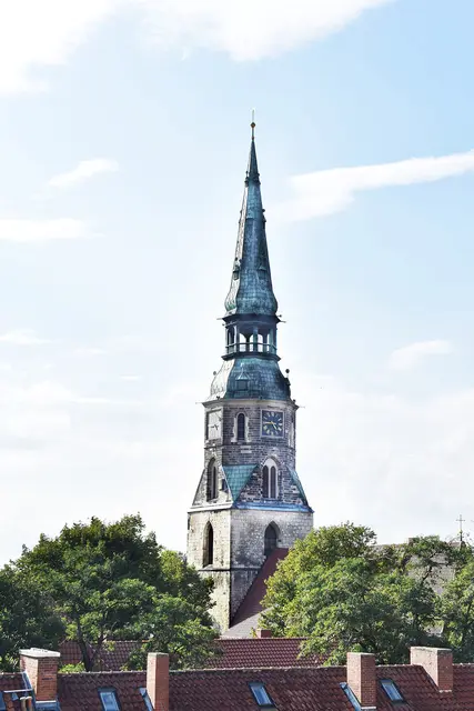 Der Turm wurde wie das Kirchenschiff zwischen 1320 und 1333 errichtet.In den Jahren 1652–1653 erhielt der Turm nach einem Sturmschaden seine barocke Haube. Im Krieg zerstört, wurde der Turm 1959 bis 1961 nach alten Pläne wieder aufgebaut.