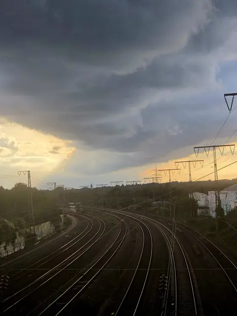 Von der Berliner Brücke in Essen-West konnte man am letzten Donnerstag diese faszinierende Licht- und bedrohliche Wetterstimmung beobachten.