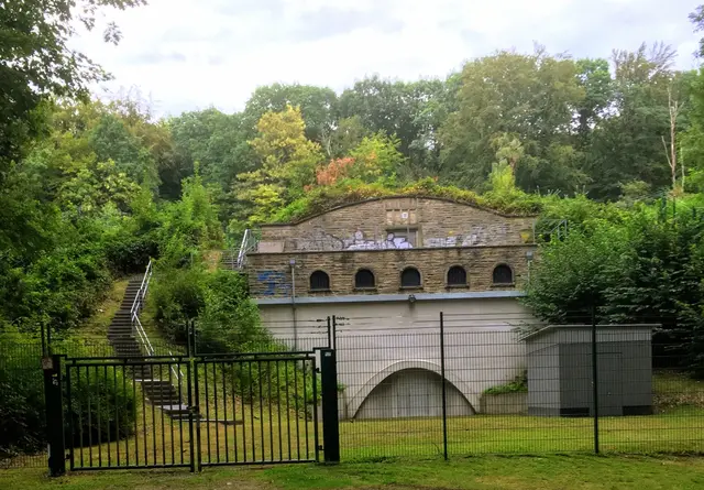 Mitten im Grünen stößt man im Berghofer Wald auf dieses eindrucksvolle, historische Tunnelportal. Wo früher Züge rollten, hat sich heute die Natur ihren Platz zurückgeholt. Ein faszinierender Ort, der Geschichte und Natur auf ganz besondere Weise verbindet!