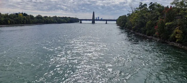 Der Sankt-Lorenz-Strom ist mit einem mittleren Abfluss von 10.080 m³/s der drittgrößte Fluss in Nordamerika und entwässert die Großen Seen zum Atlantik. Der Flusslauf ist unterhalb der großen Seen 580 Kilometer lang und verläuft gestreckt nordostwärts. 