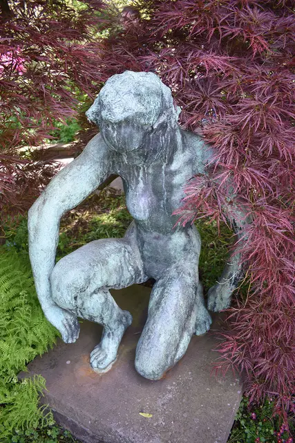 „Kniende“ (ursprünglich „Große Pietà“) des Bildhauers Georg Kolbe aus dem Jahr 1930/1933 im Stadtpark von Hannover