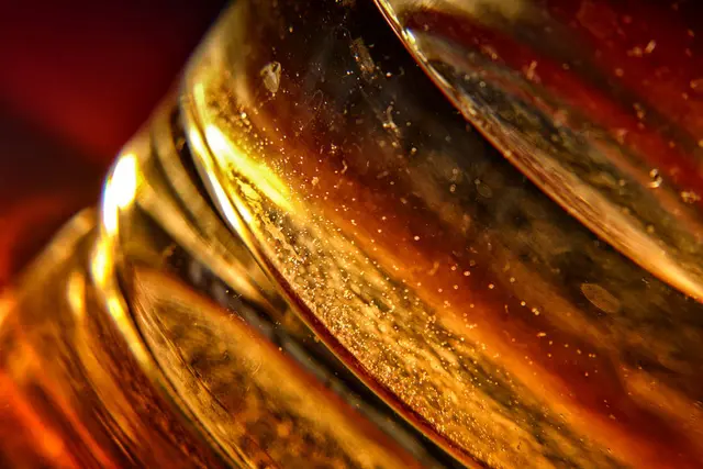 Makrofotografie, Fotografie. Fotografiert in Makro Technik scharf / unscharf von einer Spiegelung mit einem Glas. | Foto: Jörg Schubert - #schubertj73