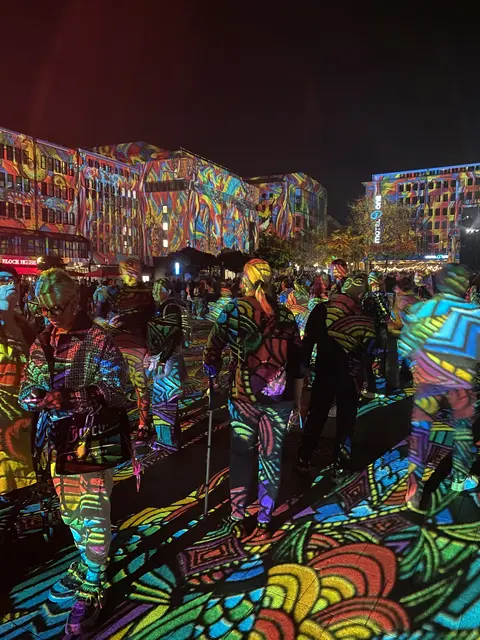 Vielfalt und doch sind alle für den Moment gleich. 
Nachdenken ob es auch bei Tageslicht auch so sein könnte.  | Foto: Umbehaue 