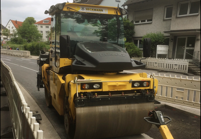 Beeindruckende Maschinenpower bei den Straßenbauarbeiten vor ein paar Jahren.