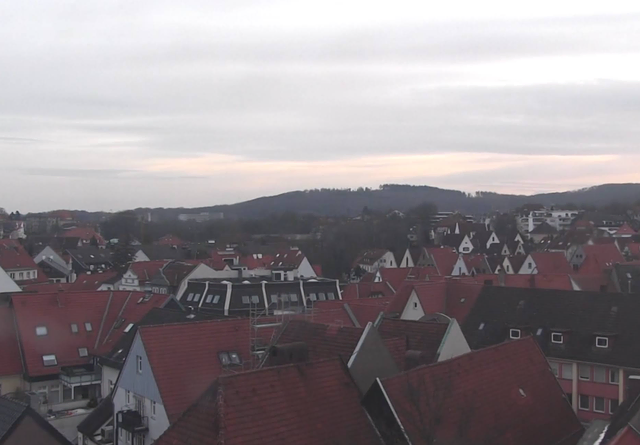 Aus der Distanz betrachtet wirkt vieles ruhiger. Wenn die Häuserzeilen am Horizont sanft in die Landschaft übergehen, stellt sich ein Gefühl von Ausgeglichenheit ein.