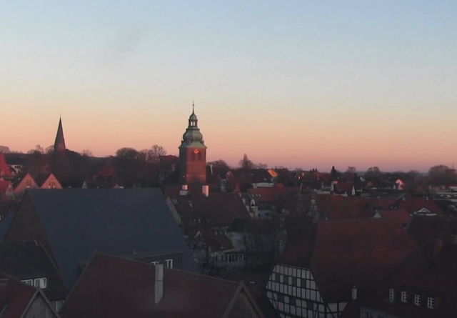 Alte Silhouetten im warmen Glanz des Horizonts. Ein Blick über die Dächer erinnert uns daran, wie zeitlos manche Augenblicke wirken können.