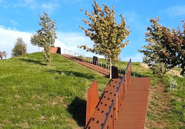 Jede Stufe bringt einen neuen Blickwinkel. Manchmal scheint der Weg steil, doch oben wartet eine neue Perspektive auf den eigenen Horizont.