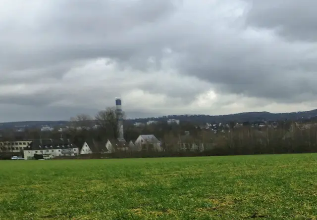 Wo die Häuser auf die offene Landschaft treffen. Wenn das Wetter ruhiger wird und der Blick frei über die Wiesen schweifen kann.