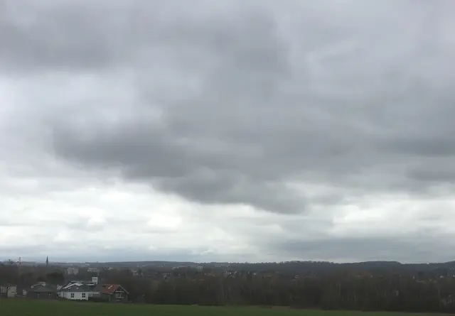 Wolkenfelder ziehen vorüber, leise und unaufhaltsam. Manche Tage brauchen keine leuchtenden Farben, um eine eigene Geschichte zu erzählen.