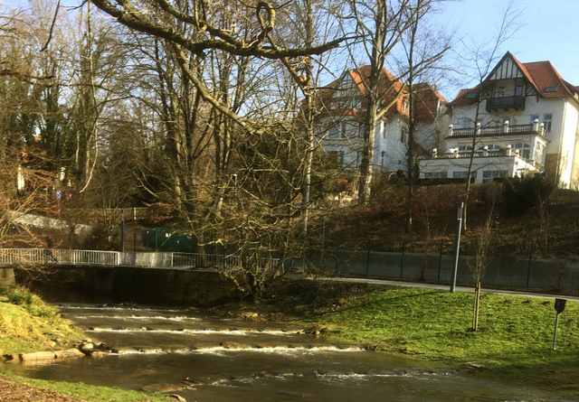 Verbindungen schaffen und dem Rhythmus der Natur lauschen. Manchmal tut es gut, am Ufer stehenzubleiben und dem Wasser beim Fließen zuzusehen.
