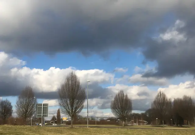 Selbst wenn dunkle Schatten am Himmel aufziehen, bricht dahinter das Blau wieder hervor. Ein ständiges Wechselspiel, das uns auch im Alltag begleitet.