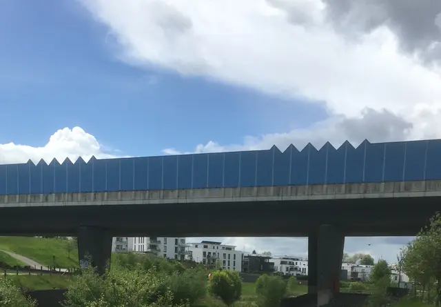 Ein Bauwerk, das schützt und gleichzeitig den Blick teilt. Unter der Brücke geht das Leben im Grünen seinen gewohnten Gang.