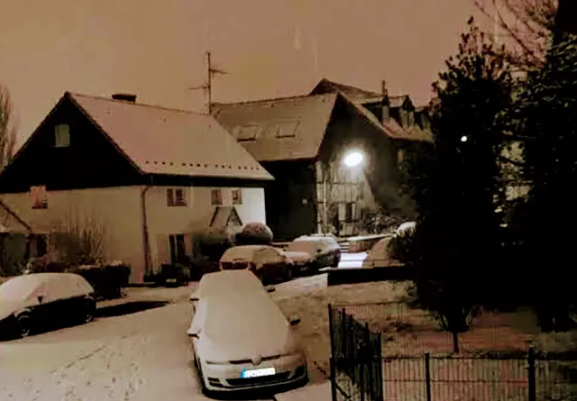 Verschneite Dächer und sanfter Lichterglanz. Ein kleiner Vorgeschmack auf die ruhigen Momente, die der kommende Winter wieder mit sich bringt.