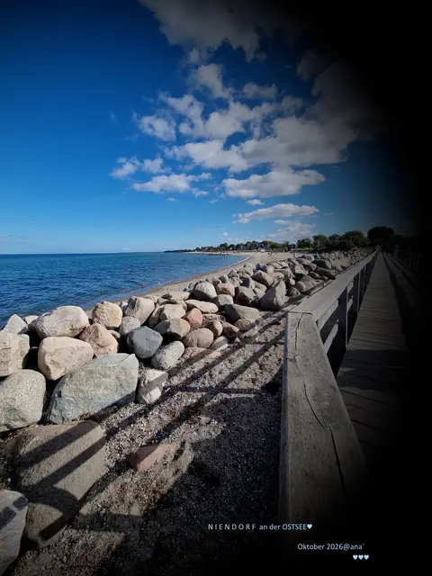 ... 
mich packt in diesen TAGEN immer mal´ wieder die 
SEHNSUCHT ... 
nach dem MEER🌊, 
dem Wind, 
der Weite, bisschen 🌞 Sonne, 
der Natur💚rings'  herum, ...
... und überhaupt und sooo' 

Schnief´, werde mich wohl einige Wochen/Monate gedulden müssen,
bis zum nächsten URLAUB am MEER❤️🌊🤍🌊🩵🌊❤️
Mal´ sehen, ... wie DAS gelingen mag ...

:-(((

Oktober 2026@AnastasiA🫠

