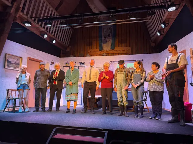 🎭 VORHANG ZU – UND DANKE FÜR EINE WUNDERBARE THEATERSAISON! ❤️

Was für eine Saison! Was für ein Publikum! Und was für eine tolle Theatertruppe! 👏

Mit unserem diesjährigen Stück „Theater auf der Küchenbank“ hat das Thorpe Theater wieder einmal gezeigt, wie viel Theaterfreude, Leidenschaft und Herzblut in unserer kleinen Bühne stecken.

Sechs Aufführungen, unzählige Lacher, begeisterter Applaus und jede Menge schöne Begegnungen – die vergangenen Wochen werden uns noch lange in Erinnerung bleiben.

Doch was auf der Bühne so leicht und selbstverständlich aussieht, ist das Ergebnis vieler Wochen und Monate voller Proben, Vorbereitungen und ehrenamtlicher Arbeit.

❤️ Unser Dank gilt deshalb allen, die diese Saison möglich gemacht haben:

Unseren Schauspielerinnen und Schauspielern, die mit so viel Spielfreude auf der Bühne standen. Allen fleißigen Helferinnen und Helfern vor und hinter den Kulissen, ohne die keine einzige Aufführung möglich wäre. Und natürlich unserem großartigen Publikum, das uns mit seiner Begeisterung, seinem Lachen und seinem Applaus immer wieder aufs Neue motiviert.

Ihr alle macht das Thorpe Theater zu dem, was es ist: Ein Stück lebendige Gemeinschaft mitten in Eppendorf!

Nun ist der letzte Vorhang für 2026 gefallen. Was bleibt, sind wunderbare Erinnerungen, viele glückliche Gesichter und die Vorfreude auf das nächste Mal.

DANKE, dass ihr dabei wart! ❤️

Euer Thorpe Theater
Eppendorfer Heimatverein e.V.

#ThorpeTheater #EppendorferHeimatverein #BochumEppendorf #Amateurtheater #TheaterMitHerz #Ehrenamt #KulturInBochum