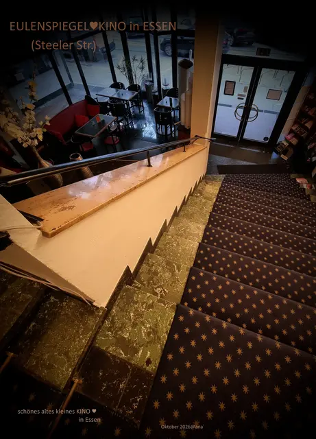 Nostalgie
Ich mag alte, meiste kleinere Kinos📽
und das ganze DRUM Herum, das Ambiente
und, manches Mal ist dort auch die Film-Auswahl 
ein bisschen anders, eigenwilliger, interessanter ...

kürzlich habe ich mit meiner Tochter
das kleine, alte 
Kino "Eulenspiegel" 
in Essen, Steeler Str., Nähe des alten
Wasserturms besucht:-)))
Es war ein schöner Nachmittag💜🎞💜

Oktober 2026@AnastasiA