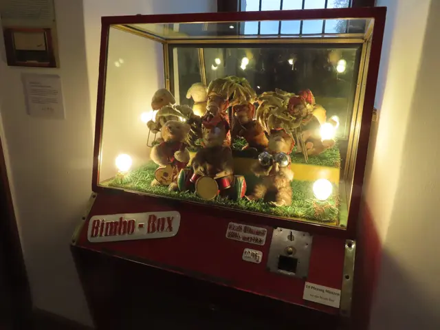 Ein Stück Kindheit - die Bimbo-Box (damals stand sie im Kaufhaus Kortum in Bochum) 

Wer erinnert sich noch an die musikalischen Äffchen, die man früher mit einem Groschen zum Leben erwecken konnte? Für viele Kinder war das im Kaufhaus Kortum ein kleines Erlebnis.

Heute haben wir die Bimbo-Box im Wasserschloss Kemnade wiedergesehen. Nach dem verheerenden Hochwasser waren die Sammlungen lange Zeit nicht zugänglich. Umso schöner, dass einige gerettete Stücke wieder zu sehen sind - und doch macht es ein wenig traurig, wie wenige Spardosen noch ausgestellt werden können. Was für ein Verlust an Erinnerungen und Geschichte!

Die Bimbo-Box aber lässt ein Stück unserer Kindheit wieder lebendig werden.