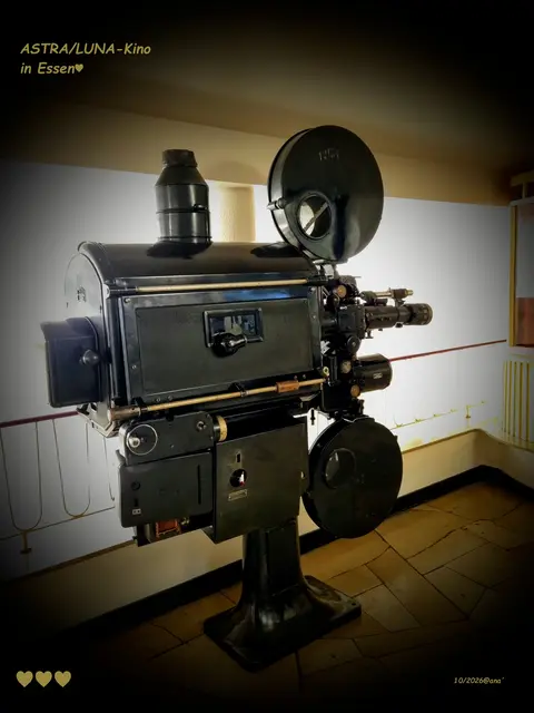... spontan ins KINO gegangen
allein nach Feierabend...
("Alte Liebe")
und wieder in ein altes, kleines KINO 
gegangen und wieder tolle alte 
Gerätschaften entdeckt, die so
in diesen kleinen Lokalitäten herum´ stehen...
bewundert ...

Schöner Feierabend:-)

----- SPONTAN----
Oktober 2026♥@AnastasiA