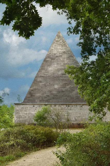 Der historische Eiskeller im Neuen Garten. Die Pyramide wurde von 1791 bis 1792 im Auftrag von König Friedrich Wilhelm II. errichtet.