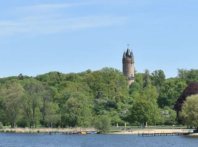 Der Flatowturmim Potsdamer Park Babelsberg. Er wurde zwischen 1853 und 1856 in Anlehnung an einen mittelalterlichen Torturm erbaut