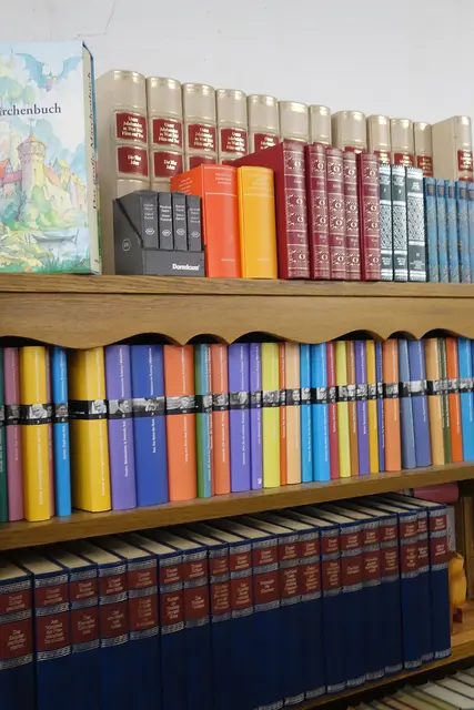 „Die Bibliotheken sind das Gedächtnis der Menschheit, die Brücken aus der Vergangenheit in die Zukunft, die Grundlagen und Instrumente der wissenschaftlichen Forschung, wie der beruflichen und allgemeinen Bildung, die Stätten staats- und weltbürgerlicher Erziehung eine geistige Heimat für die suchenden Menschen unserer Tage.“ — Wilhelm Hoffmann (dt. Bibliothekar | Foto: Sabine Presnitz