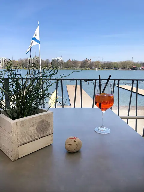 Blick von einer Restaurantterasse auf den Maschsee