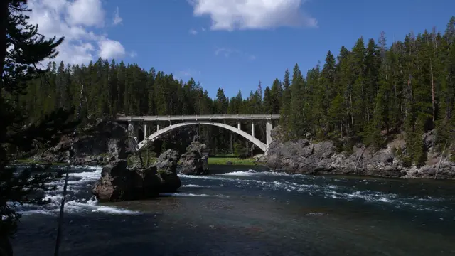 Am Fluss des Lebens: Die Brücke der Begegnung heißt MITEINANDER! (Ernst Ferstl) | Foto: Günter Presnitz
