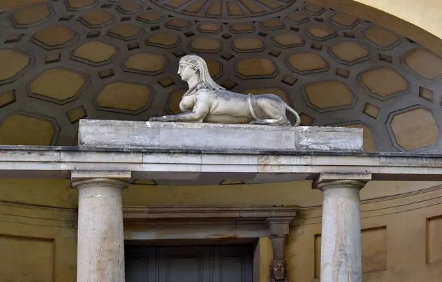 Die Sphinx auf dem Dach des ägyptischen Portals gehört zur Orangerie im Neuen Garten in Potsdam.