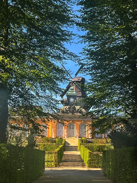 die Neuen Kammern von Sanssouci mit der dahinterragenden berühmten Mühle